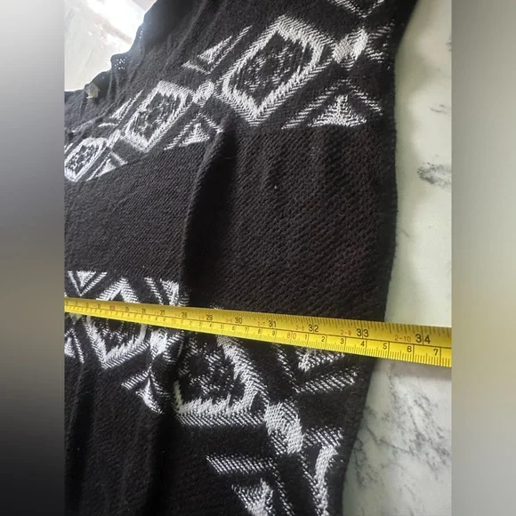 Women’s Sweet Kizz Black and White Aztec Print Poncho size 3X - Picture 6 of 8